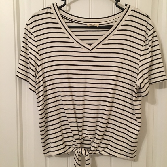 Lily White Tops - NWOT Short Sleeve v-neck Top with tie in the front
